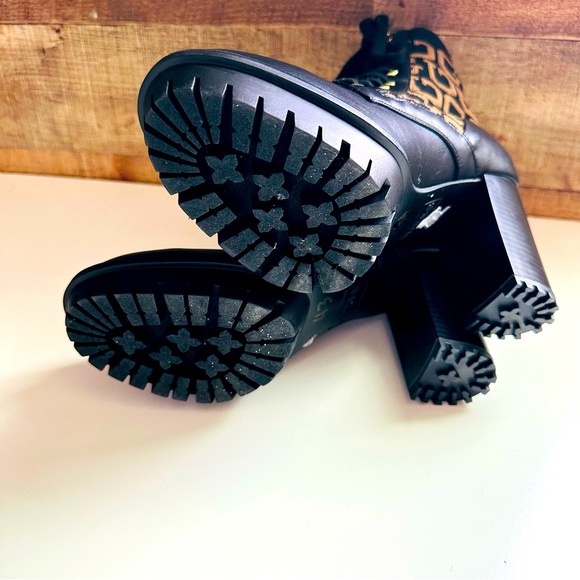 NWOT Guess Grows-R Knit Logo Heeled Platform Boots - Picture 7 of 8